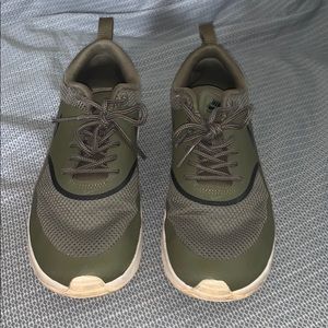 Green nike air max thea